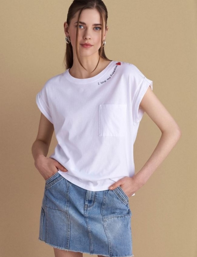 Λευκό βαμβακερό κοντομάνικο t-shirt, με κλειστή στρογγυλή λαιμόκοψη, σε τετράγωνη γραμμή, με τετράγωνη τσέπη μπροστά και κεντημένο λογότυπο "I love my freedom"Attrattivo  