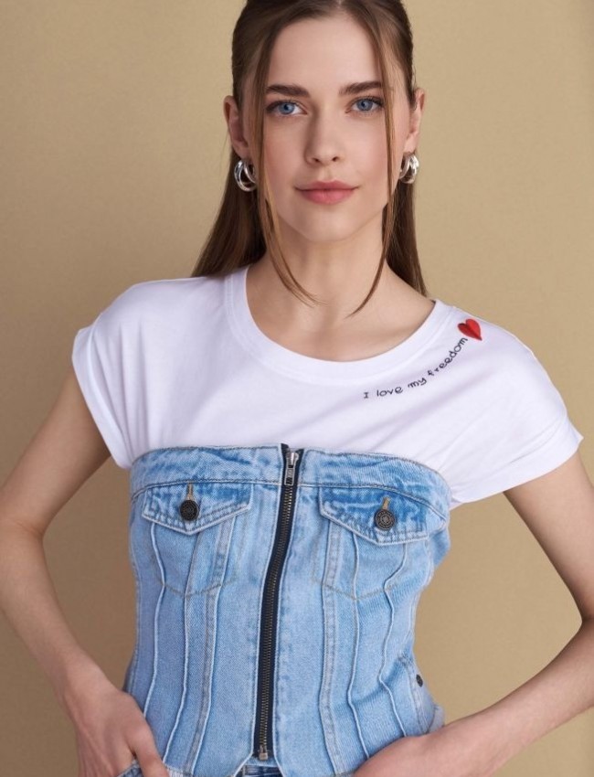 Λευκό βαμβακερό κοντομάνικο t-shirt, με κλειστή στρογγυλή λαιμόκοψη, σε τετράγωνη γραμμή, με τετράγωνη τσέπη μπροστά και κεντημένο λογότυπο "I love my freedom"Attrattivo  