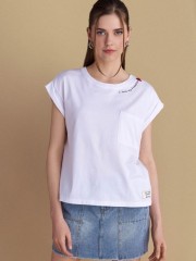 Λευκό βαμβακερό κοντομάνικο t-shirt, με κλειστή στρογγυλή λαιμόκοψη, σε τετράγωνη γραμμή, με τετράγωνη τσέπη μπροστά και κεντημένο λογότυπο "I love my freedom"Attrattivo  