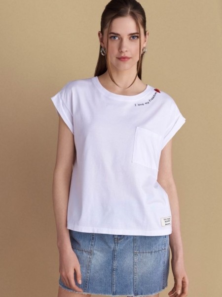 Λευκό βαμβακερό κοντομάνικο t-shirt, με κλειστή στρογγυλή λαιμόκοψη, σε τετράγωνη γραμμή, με τετράγωνη τσέπη μπροστά και κεντημένο λογότυπο "I love my freedom"Attrattivo  