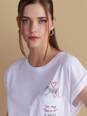 Λευκό βαμβακερό κοντομάνικο t-shirt, με ανοιχτή στρογγυλή λαιμόκοψη, με τετράγωνη τσέπη μπροστά και κεντημένο λογότυπο "In my "Bestie" t-shirt" Attrattivo 