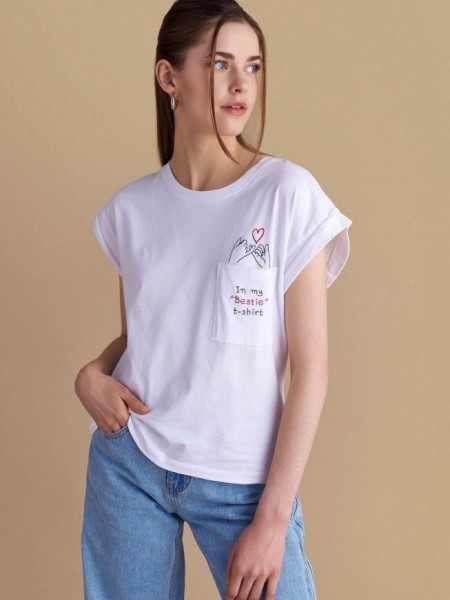 Λευκό βαμβακερό κοντομάνικο t-shirt, με ανοιχτή στρογγυλή λαιμόκοψη, με τετράγωνη τσέπη μπροστά και κεντημένο λογότυπο "In my "Bestie" t-shirt" Attrattivo 