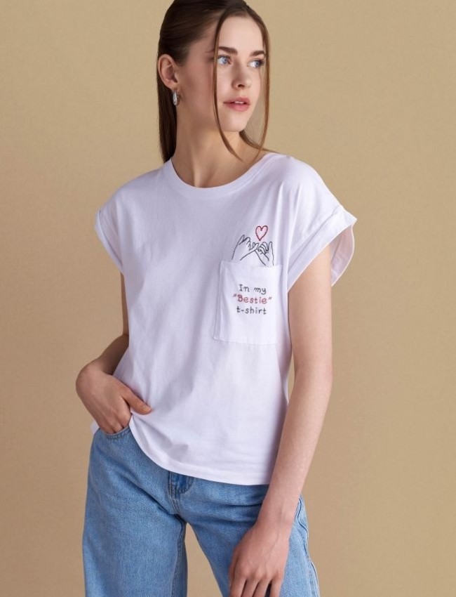 Λευκό βαμβακερό κοντομάνικο t-shirt, με ανοιχτή στρογγυλή λαιμόκοψη, με τετράγωνη τσέπη μπροστά και κεντημένο λογότυπο "In my "Bestie" t-shirt" Attrattivo 