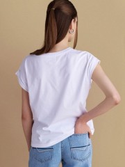 Λευκό βαμβακερό κοντομάνικο t-shirt, με ανοιχτή στρογγυλή λαιμόκοψη, με τετράγωνη τσέπη μπροστά και κεντημένο λογότυπο "In my "Bestie" t-shirt" Attrattivo 