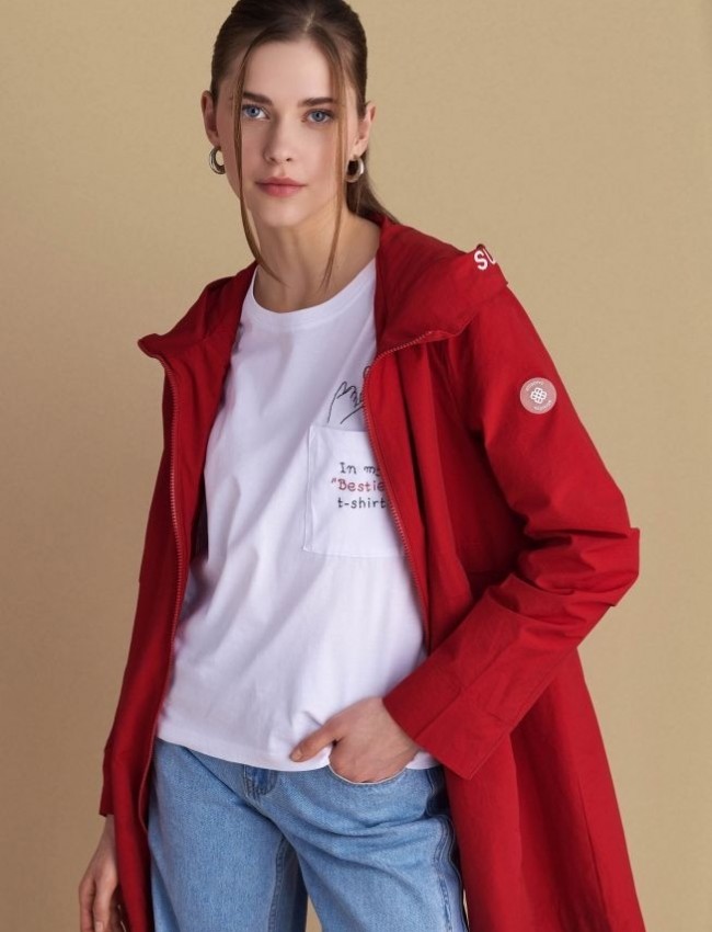 Λευκό βαμβακερό κοντομάνικο t-shirt, με ανοιχτή στρογγυλή λαιμόκοψη, με τετράγωνη τσέπη μπροστά και κεντημένο λογότυπο "In my "Bestie" t-shirt" Attrattivo 