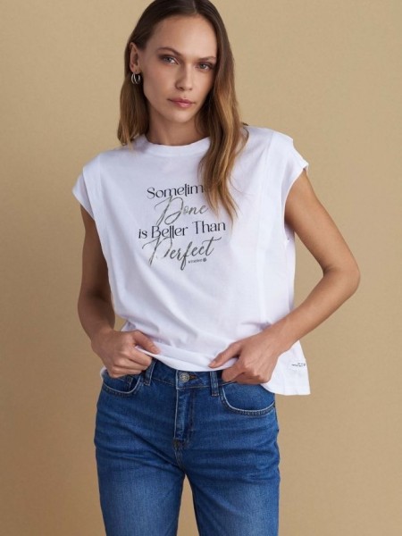 Λευκό βαμβακερό κοντομάνικο t-shirt, σε τετράγωνη γραμμή, με κλειστή στρογγυλή λαιμόκοψη και τύπωμα "Sometimes Dane is Better Than Perfect' Attrattivo 
