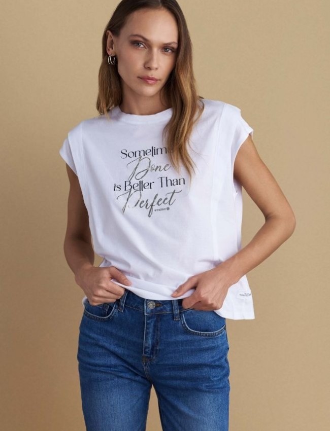 Λευκό βαμβακερό κοντομάνικο t-shirt, σε τετράγωνη γραμμή, με κλειστή στρογγυλή λαιμόκοψη και τύπωμα "Sometimes Dane is Better Than Perfect' Attrattivo 