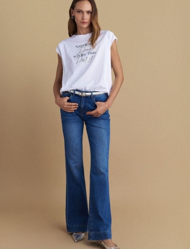 Λευκό βαμβακερό κοντομάνικο t-shirt, σε τετράγωνη γραμμή, με κλειστή στρογγυλή λαιμόκοψη και τύπωμα "Sometimes Dane is Better Than Perfect' Attrattivo 