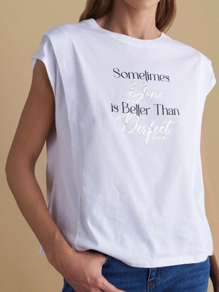 Λευκό βαμβακερό κοντομάνικο t-shirt, σε τετράγωνη γραμμή, με κλειστή στρογγυλή λαιμόκοψη και τύπωμα "Sometimes Dane is Better Than Perfect' Attrattivo 