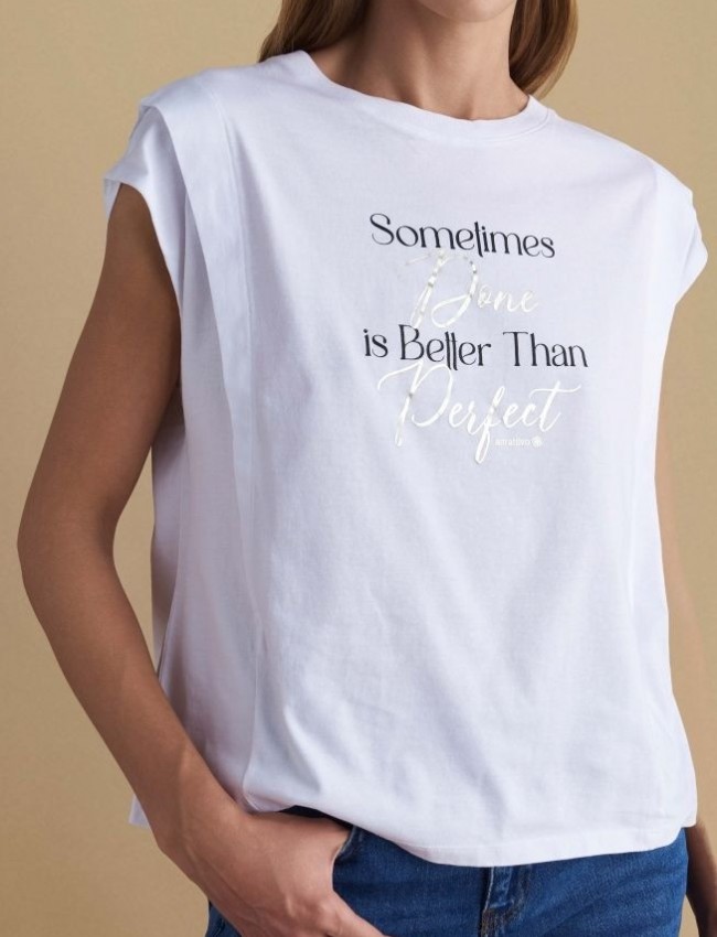 Λευκό βαμβακερό κοντομάνικο t-shirt, σε τετράγωνη γραμμή, με κλειστή στρογγυλή λαιμόκοψη και τύπωμα "Sometimes Dane is Better Than Perfect' Attrattivo 