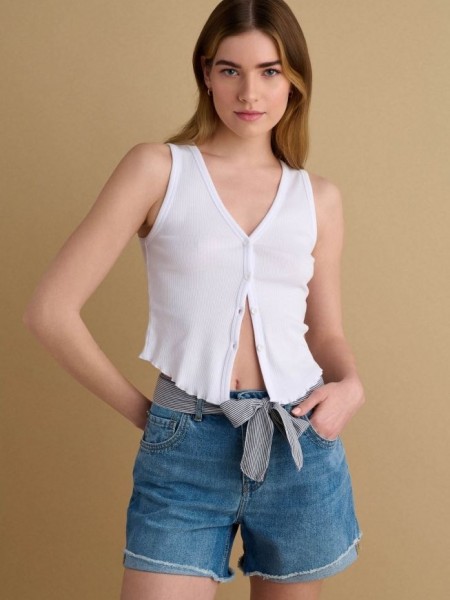 Bloue jean ψηλόμεσο σορτς, με τετράγωνες τσέπες πίσω, μικρό ξέφτι στο ρεβέρ, κλείσιμο με κουμπί και κρυφό φερμουάρ μπροστά και αποσπώμενη υφασμάτινη ριγέ ζώνη Attrattivo 