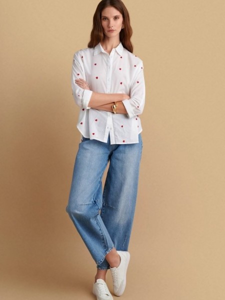 Λευκό βαμβακερό μακρυμάνικο πουκάμισο, σε oversized γραμμή, με πέτο γιακά και κεντημένες κόκκινες καρδιές Attrattivo 