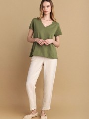 Χακί βαμβακερό κοντομάνικο basic Τ-shirt, με V- λαιμόκοψη και ελαφρώς Α γραμμή Attrattivo