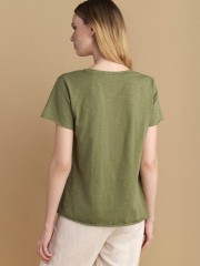 Χακί βαμβακερό κοντομάνικο basic Τ-shirt, με V- λαιμόκοψη και ελαφρώς Α γραμμή Attrattivo