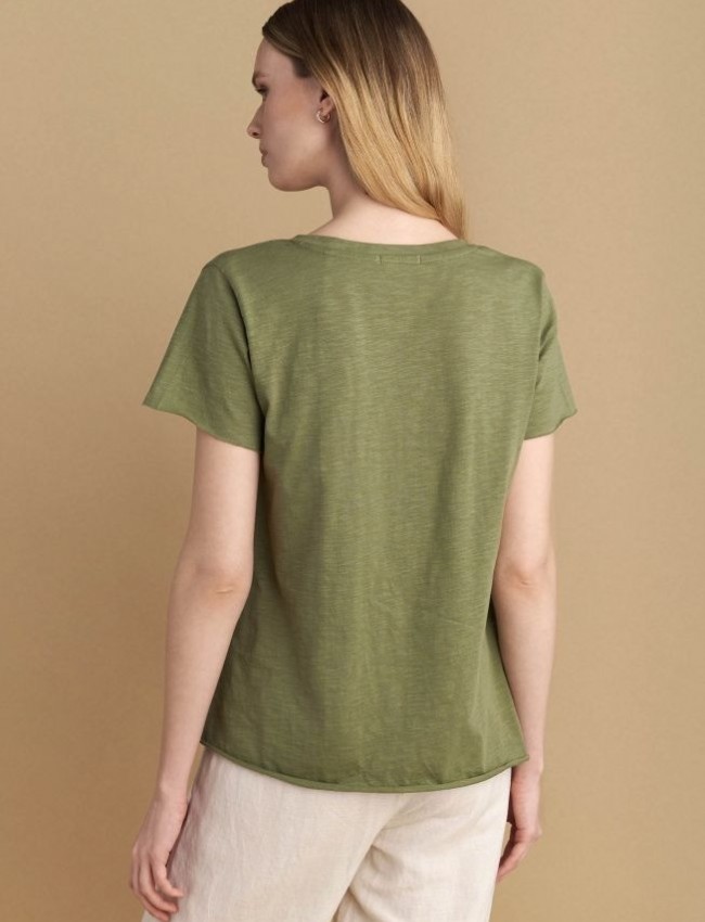 Χακί βαμβακερό κοντομάνικο basic Τ-shirt, με V- λαιμόκοψη και ελαφρώς Α γραμμή Attrattivo