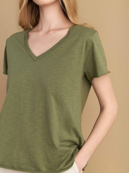 Χακί βαμβακερό κοντομάνικο basic Τ-shirt, με V- λαιμόκοψη και ελαφρώς Α γραμμή Attrattivo