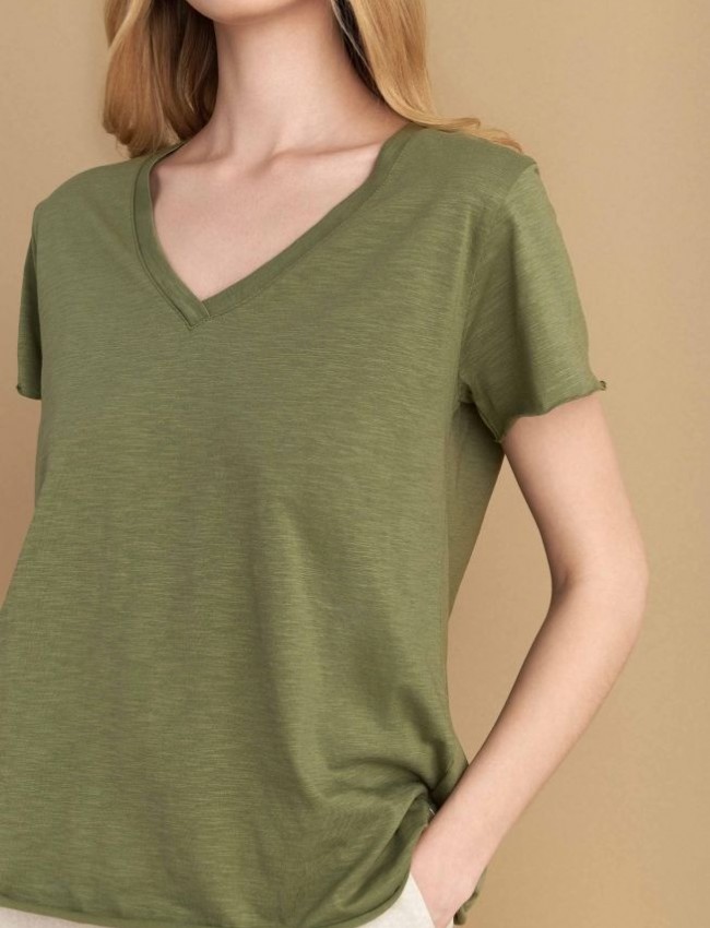 Χακί βαμβακερό κοντομάνικο basic Τ-shirt, με V- λαιμόκοψη και ελαφρώς Α γραμμή Attrattivo