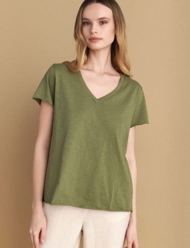 Χακί βαμβακερό κοντομάνικο basic Τ-shirt, με V- λαιμόκοψη και ελαφρώς Α γραμμή Attrattivo