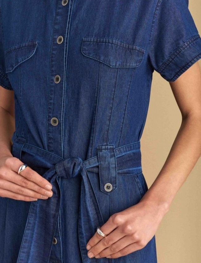Blue Jean tencel shirt-look ολόσωμη φόρμα σε μεσάτη γραμμή, μπροστινές πιέτες, πλαϊνές τσέπες και αποσπώμενη υφασμάτινη ζώνη Attrattivo