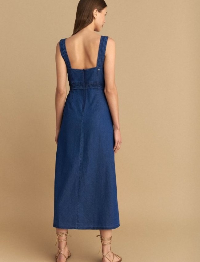 Blue jean tencel αμάνικο midi φόρεμα, με διακοσμητικές ραφές, τετράγωνη λαιμόκοψη, σκίσιμο μπροστά και κλείσιμο με φερμουάρ πίσω Attrattivo 