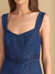 Blue jean tencel αμάνικο midi φόρεμα, με διακοσμητικές ραφές, τετράγωνη λαιμόκοψη, σκίσιμο μπροστά και κλείσιμο με φερμουάρ πίσω Attrattivo 