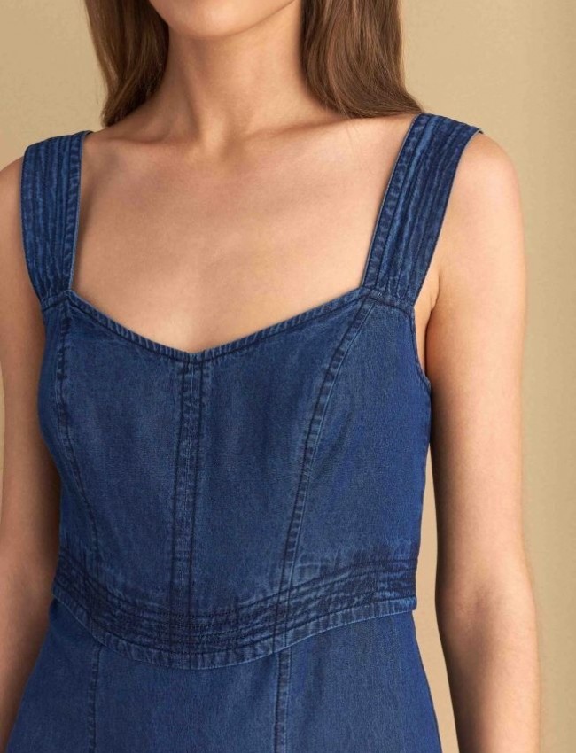 Blue jean tencel αμάνικο midi φόρεμα, με διακοσμητικές ραφές, τετράγωνη λαιμόκοψη, σκίσιμο μπροστά και κλείσιμο με φερμουάρ πίσω Attrattivo 