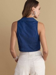 Blue jean tencel αμάνικο πουκάμισο-γιλέκο, με πέτο γιακά, κλείσιμο με κουμπιά μπροστά και μικρές πιέτες στο μπούστο Attrattivo 