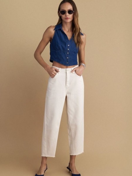 Blue jean tencel αμάνικο πουκάμισο-γιλέκο, με πέτο γιακά, κλείσιμο με κουμπιά μπροστά και μικρές πιέτες στο μπούστο Attrattivo 