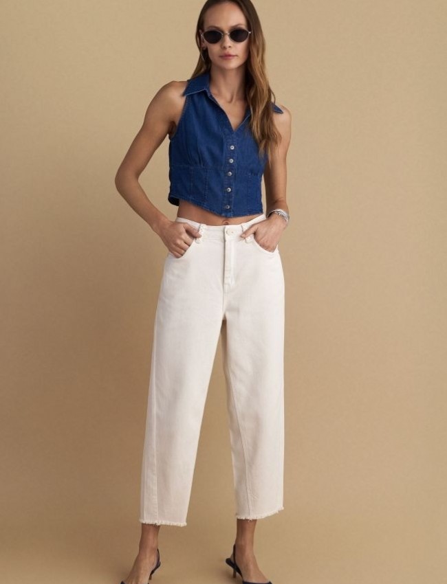 Blue jean tencel αμάνικο πουκάμισο-γιλέκο, με πέτο γιακά, κλείσιμο με κουμπιά μπροστά και μικρές πιέτες στο μπούστο Attrattivo 