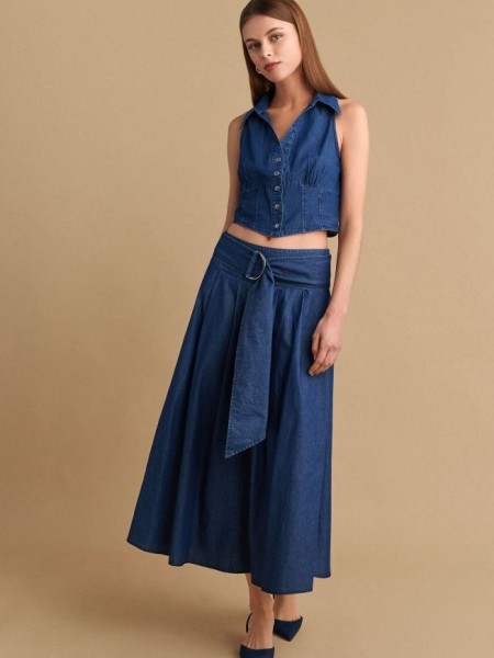 Blue jean tencel ψηλόμεση midi φούστα, σε κλος γραμμή, με πιέτες μπροστά, κλείσιμο με φερμουάρ στο πλάι και αποσπώμενη ζώνη Attrattivo 