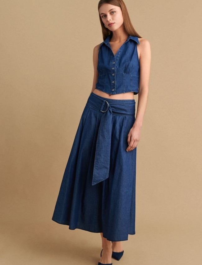 Blue jean tencel ψηλόμεση midi φούστα, σε κλος γραμμή, με πιέτες μπροστά, κλείσιμο με φερμουάρ στο πλάι και αποσπώμενη ζώνη Attrattivo 