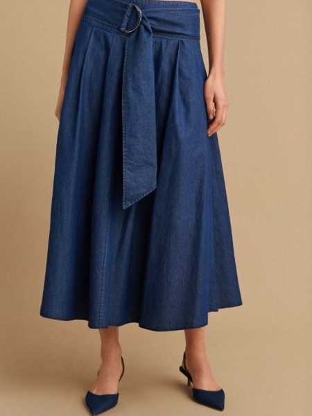 Blue jean tencel ψηλόμεση midi φούστα, σε κλος γραμμή, με πιέτες μπροστά, κλείσιμο με φερμουάρ στο πλάι και αποσπώμενη ζώνη Attrattivo 