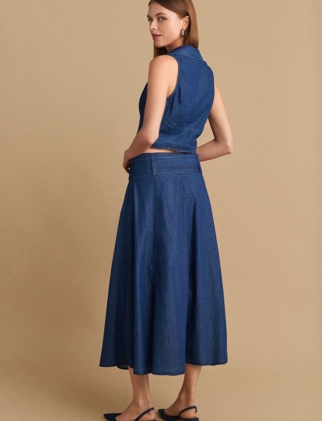 Blue jean tencel ψηλόμεση midi φούστα, σε κλος γραμμή, με πιέτες μπροστά, κλείσιμο με φερμουάρ στο πλάι και αποσπώμενη ζώνη Attrattivo 