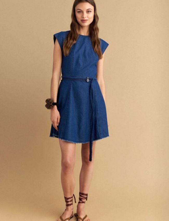 Blue jean tencel κοντομάνικο κοντό φόρεμα με κλειστή στρογγυλή λαιμόκοψη, σε κλος γραμμή, κλείσιμο με κρυφό φερμουάρ πίσω και αποσπώμενη υφασμάτινη ζώνη Attrattivo