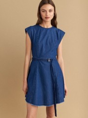 Blue jean tencel κοντομάνικο κοντό φόρεμα με κλειστή στρογγυλή λαιμόκοψη, σε κλος γραμμή, κλείσιμο με κρυφό φερμουάρ πίσω και αποσπώμενη υφασμάτινη ζώνη Attrattivo