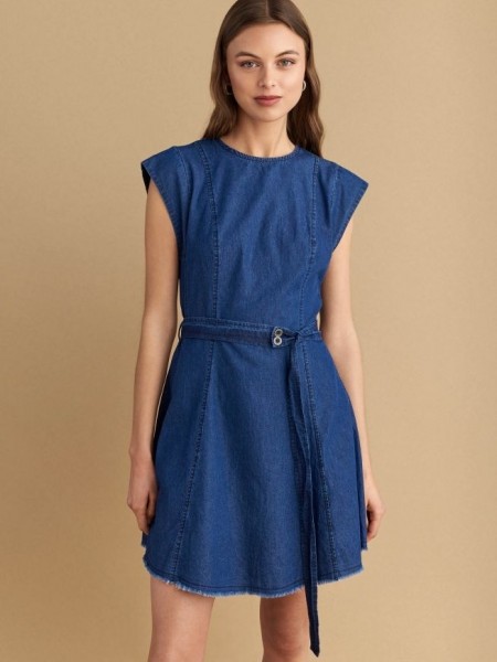 Blue jean tencel κοντομάνικο κοντό φόρεμα με κλειστή στρογγυλή λαιμόκοψη, σε κλος γραμμή, κλείσιμο με κρυφό φερμουάρ πίσω και αποσπώμενη υφασμάτινη ζώνη Attrattivo
