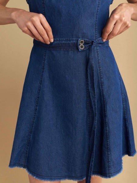 Blue jean tencel κοντομάνικο κοντό φόρεμα με κλειστή στρογγυλή λαιμόκοψη, σε κλος γραμμή, κλείσιμο με κρυφό φερμουάρ πίσω και αποσπώμενη υφασμάτινη ζώνη Attrattivo