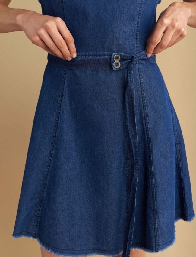 Blue jean tencel κοντομάνικο κοντό φόρεμα με κλειστή στρογγυλή λαιμόκοψη, σε κλος γραμμή, κλείσιμο με κρυφό φερμουάρ πίσω και αποσπώμενη υφασμάτινη ζώνη Attrattivo
