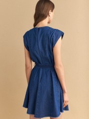 Blue jean tencel κοντομάνικο κοντό φόρεμα με κλειστή στρογγυλή λαιμόκοψη, σε κλος γραμμή, κλείσιμο με κρυφό φερμουάρ πίσω και αποσπώμενη υφασμάτινη ζώνη Attrattivo