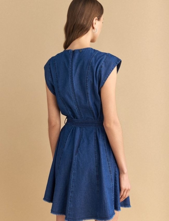 Blue jean tencel κοντομάνικο κοντό φόρεμα με κλειστή στρογγυλή λαιμόκοψη, σε κλος γραμμή, κλείσιμο με κρυφό φερμουάρ πίσω και αποσπώμενη υφασμάτινη ζώνη Attrattivo
