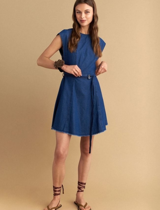 Blue jean tencel κοντομάνικο κοντό φόρεμα με κλειστή στρογγυλή λαιμόκοψη, σε κλος γραμμή, κλείσιμο με κρυφό φερμουάρ πίσω και αποσπώμενη υφασμάτινη ζώνη Attrattivo