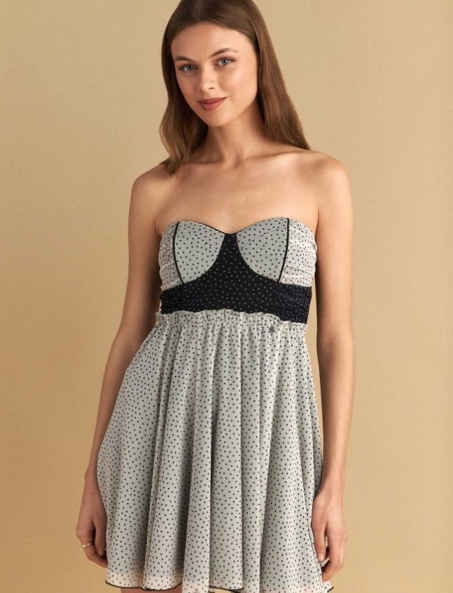 Πουά εκρού τούλινο strapless κοντό φόρεμα, σε κλος γραμμή και λάστιχο στην μέση Attrattivo 