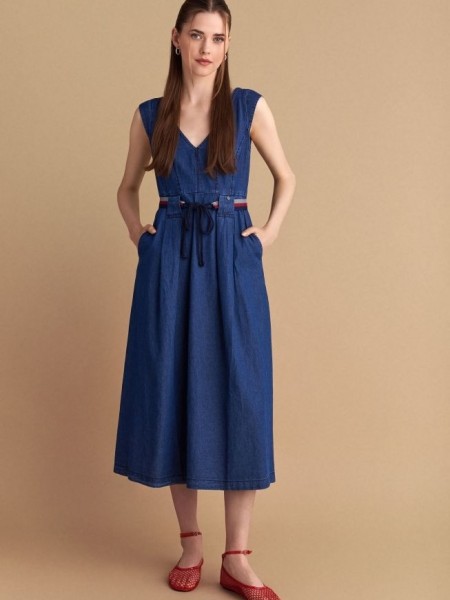 Blue jean tencel αμάνικο midi φόρεμα, με πιέτες, V-λαιμόκοψη, κλείσιμο με φερμουάρ πίσω και αποσπώμενη ζώνη Attrattivo