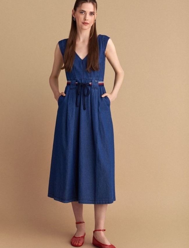 Blue jean tencel αμάνικο midi φόρεμα, με πιέτες, V-λαιμόκοψη, κλείσιμο με φερμουάρ πίσω και αποσπώμενη ζώνη Attrattivo