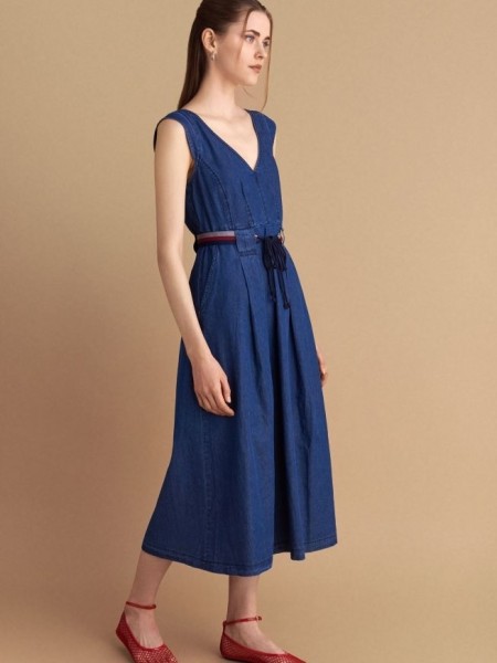 Blue jean tencel αμάνικο midi φόρεμα, με πιέτες, V-λαιμόκοψη, κλείσιμο με φερμουάρ πίσω και αποσπώμενη ζώνη Attrattivo