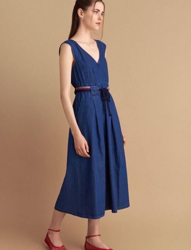 Blue jean tencel αμάνικο midi φόρεμα, με πιέτες, V-λαιμόκοψη, κλείσιμο με φερμουάρ πίσω και αποσπώμενη ζώνη Attrattivo