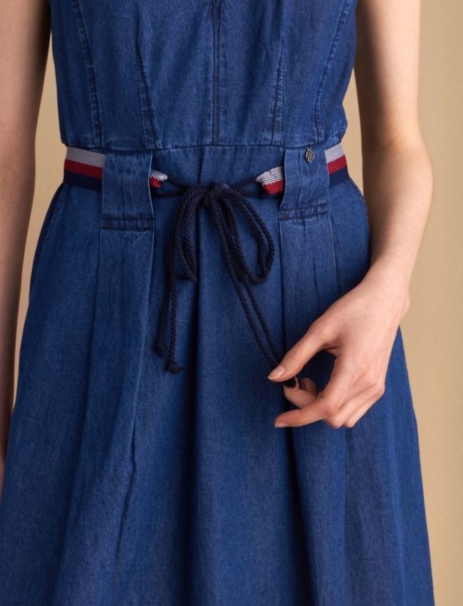 Blue jean tencel αμάνικο midi φόρεμα, με πιέτες, V-λαιμόκοψη, κλείσιμο με φερμουάρ πίσω και αποσπώμενη ζώνη Attrattivo