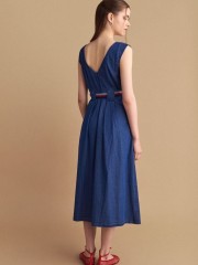 Blue jean tencel αμάνικο midi φόρεμα, με πιέτες, V-λαιμόκοψη, κλείσιμο με φερμουάρ πίσω και αποσπώμενη ζώνη Attrattivo