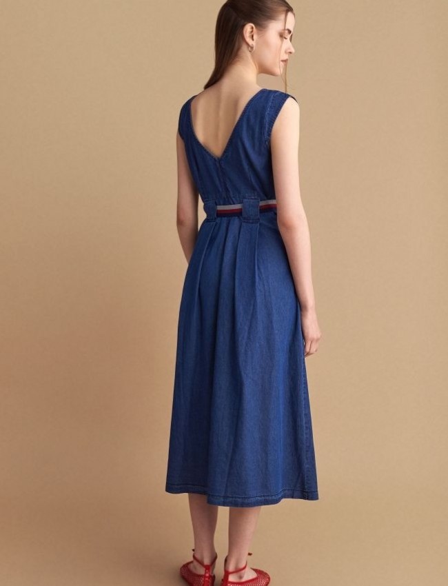 Blue jean tencel αμάνικο midi φόρεμα, με πιέτες, V-λαιμόκοψη, κλείσιμο με φερμουάρ πίσω και αποσπώμενη ζώνη Attrattivo