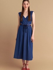 Blue jean tencel αμάνικο midi φόρεμα, με πιέτες, V-λαιμόκοψη, κλείσιμο με φερμουάρ πίσω και αποσπώμενη ζώνη Attrattivo
